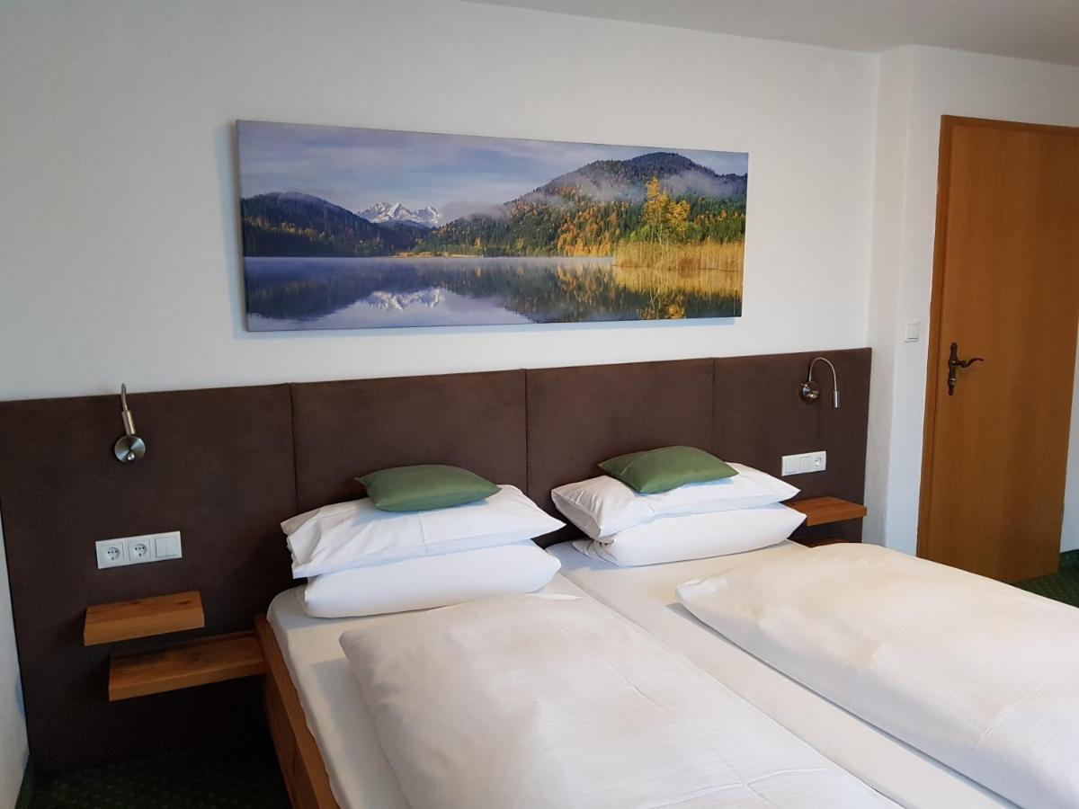 Fruehstueckspension Gaestehaus Zum Weissen Roessl Wallgau Exterior photo