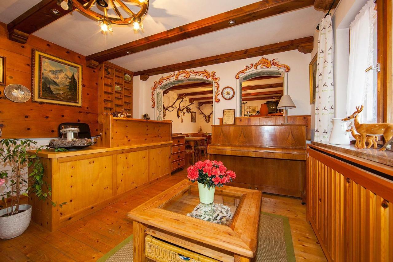 Fruehstueckspension Gaestehaus Zum Weissen Roessl Wallgau Exterior photo